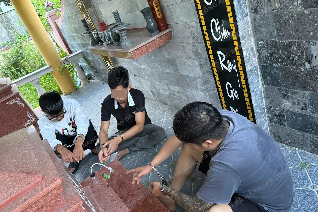 bat-qua-tang-3-doi-tuong-dap-da-ngoai-nghia-trang